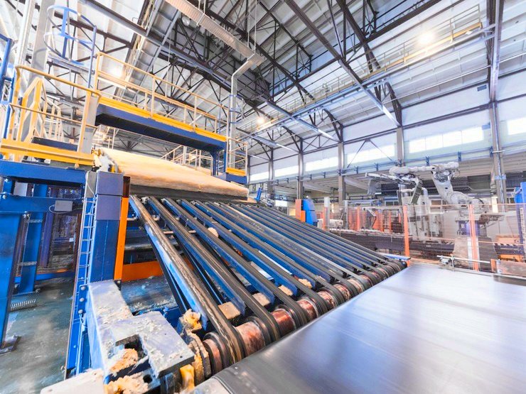 Planta industrial com máquinas de grande porte